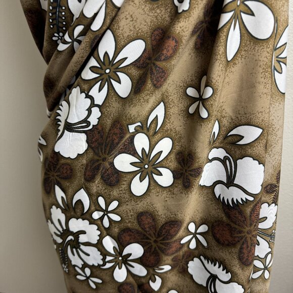 Sarong Hawaiian Brown & White Hibiscus - Picture 4 of 5